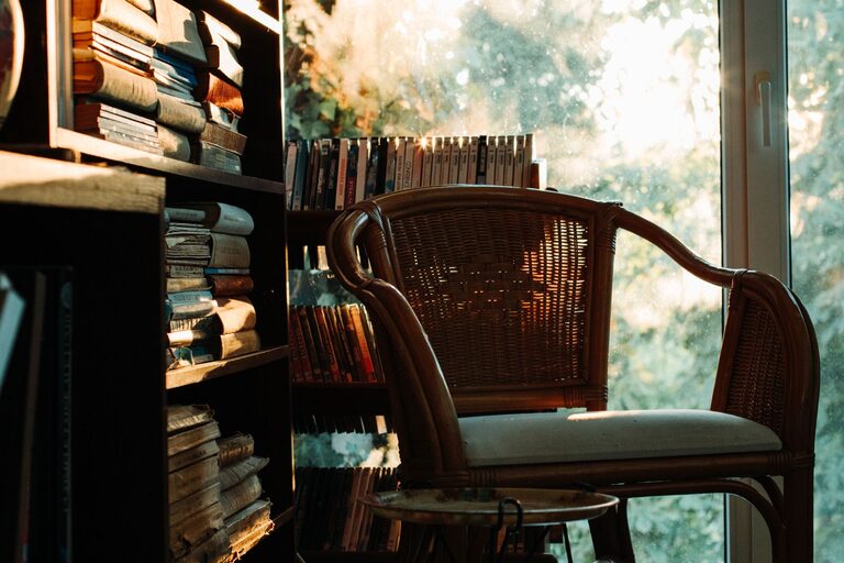 Tips for Creating a Cozy and Inviting Reading Nook in Your Home